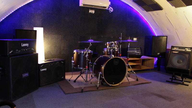 Friendly W LND Rehearsal Studio w Backline, WiFi amp AC