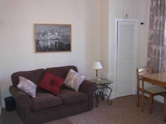 Furnished top floor flat to rent