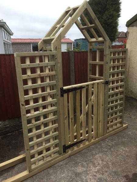 garden arch with side trellis