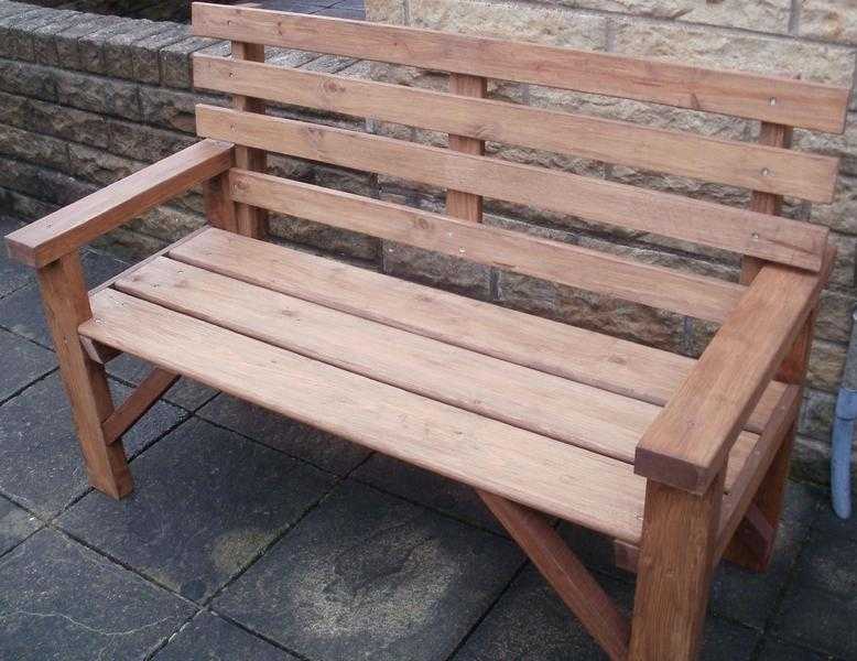 GARDEN BENCH AND TABLE.  A 4 Foot Rustic Timber GARDEN BENCH amp A Hardwood SIDE TABLE