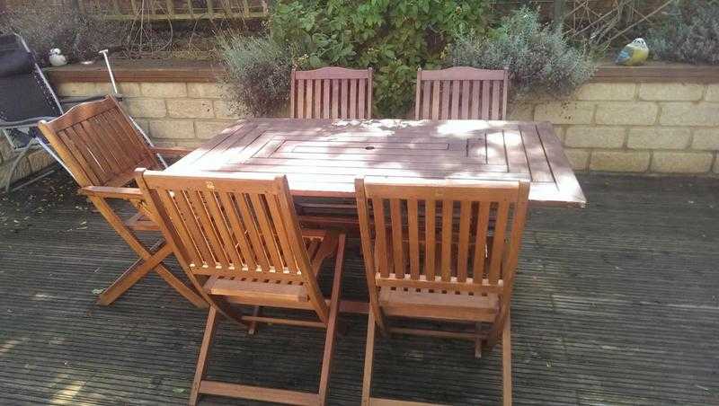 garden table and chairs