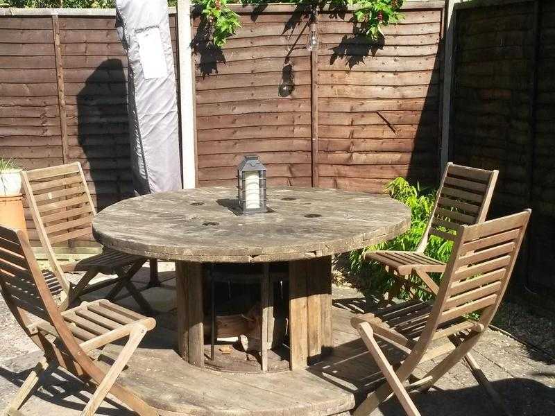 garden table drum and chairs