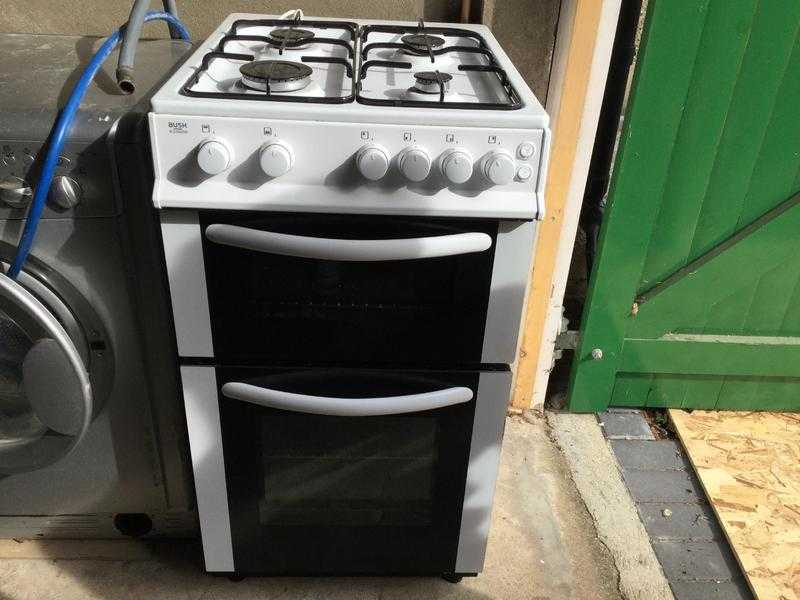 Gas cooker with double oven