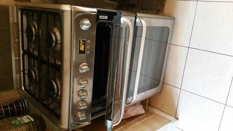 Gas cooker with double oven and grill