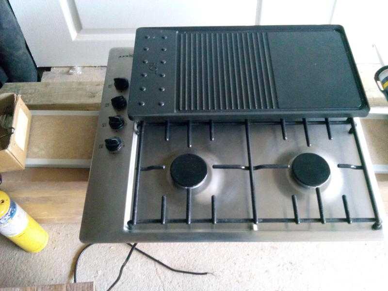 Gas hob with grill hot plate
