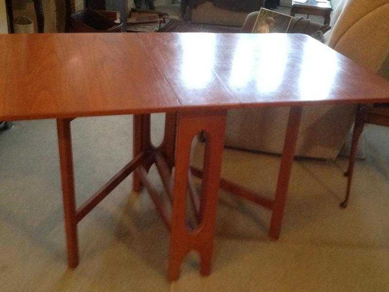 Gate leg table