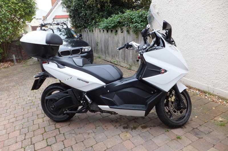 Gilera GP800 Twist and Go V-twin 839cc Scooter   2009  White