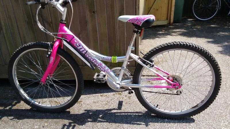 Girls bicycle 24inch wheel suit 8-11yr old