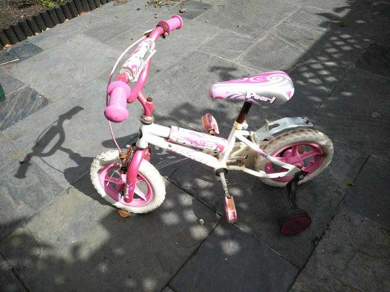 Girls bicycle with side wheals