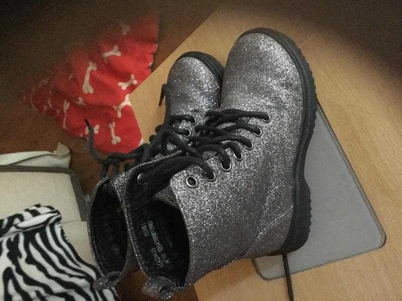 Girls silver glitter boots