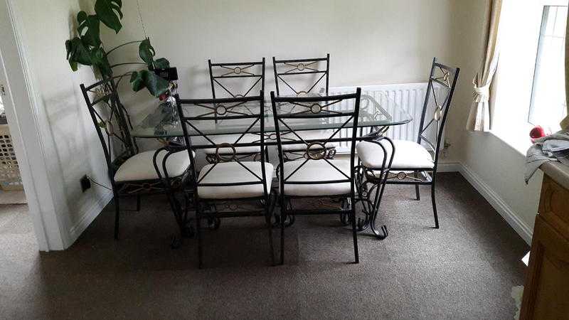 Glass Dinning Table and 6 Chairs in Excellent Condition