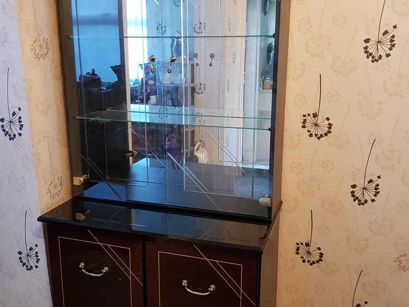 Glass display unit with cupboard