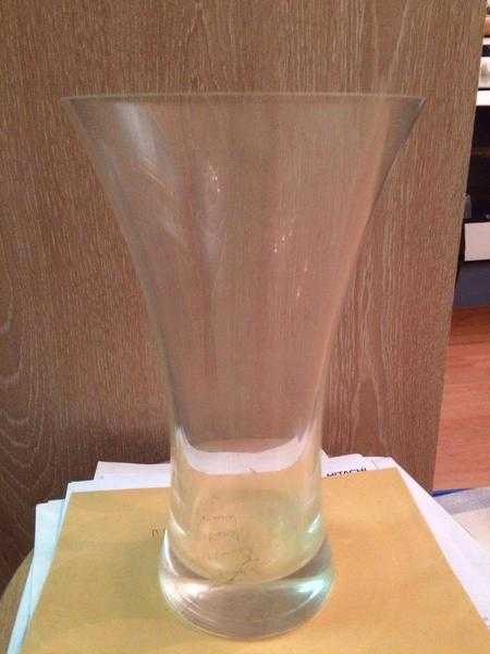 GLASS FLOWER VASE