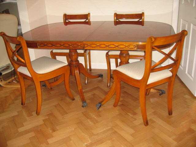 Golden yew veneered extending oval dining table and six upholstered chairs