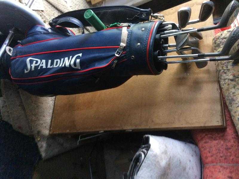 golf club in bag with lots off bowls