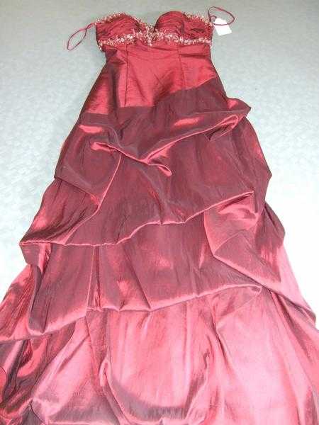 GOrgeous strapless burgundy Prombridesmaid dress, lots of lovely detail