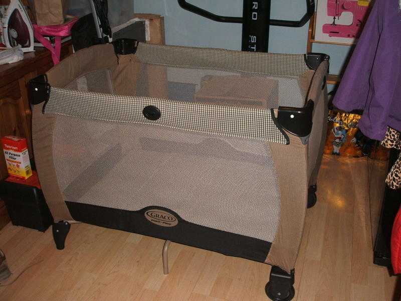 Graco Travel CotPlaypen with basinette