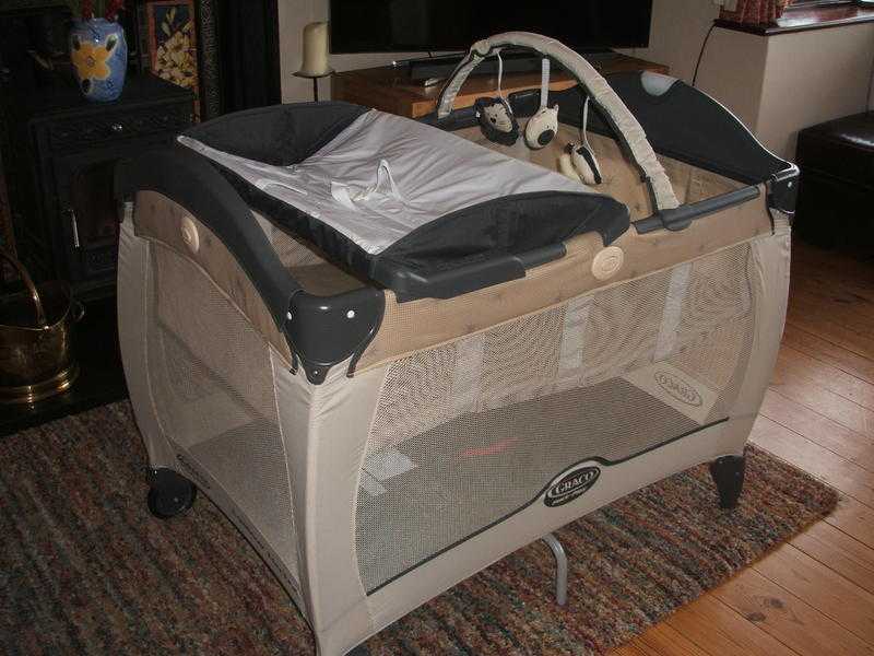 Graco Travel CotPlaypen (with basinette for newborns)