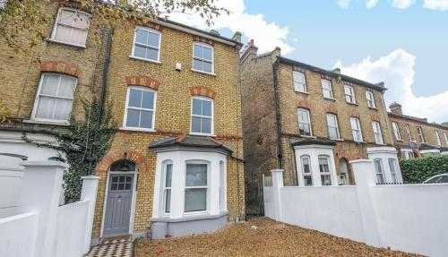 GREAT Home For FIRST TIME BUYER or Buy  To Let (Sold By Owners) Norwood, London