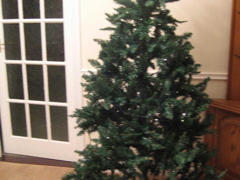 GREEN SPRUCE PRE-LIT XMAS TREE - 6 ft.