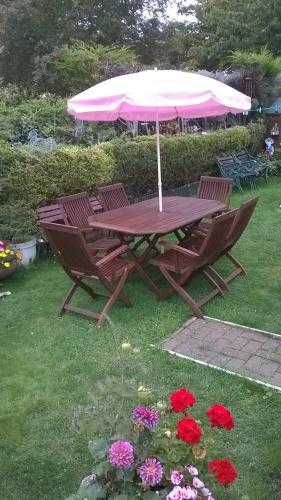 hardwood garden table and 6 filding chairs