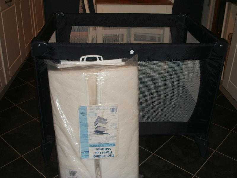 Hauck Travel CotPlaypen with extra mattress amp sheet