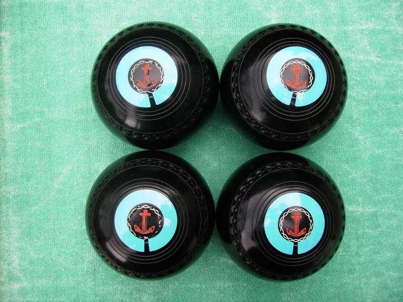 HENSELITE  BOWLS. CLASSIC DELUXE MODEL. SIZE 5 GRIPPED. IN SUPER CONDITION  ( SEE PHOTOS )