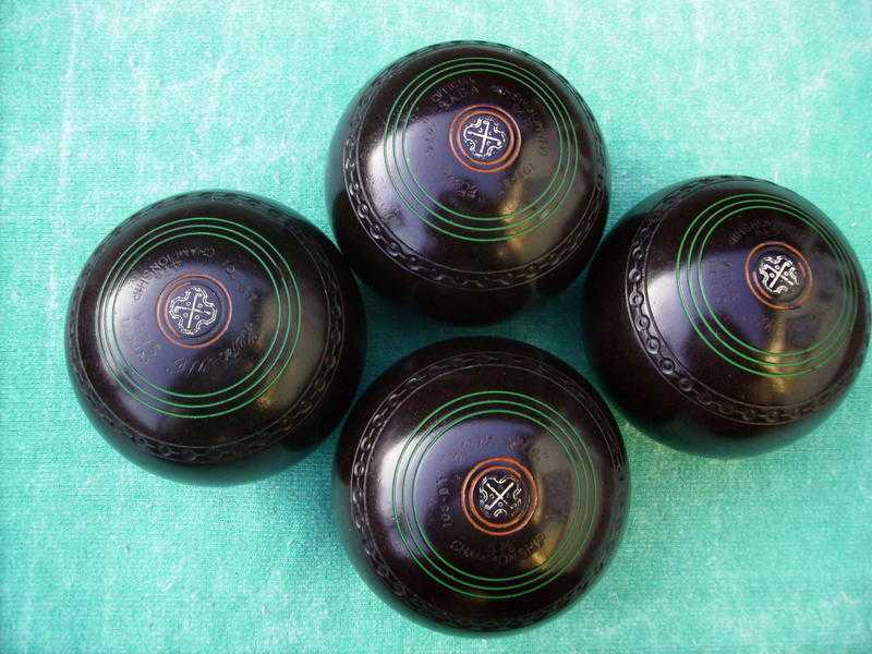 HENSELITE BOWLS.SIZE 3. COLOURED BROWN.WITH GRIPS.IN NICE CONDITION.( SEE PHOTOS ) BARGAIN 40.00