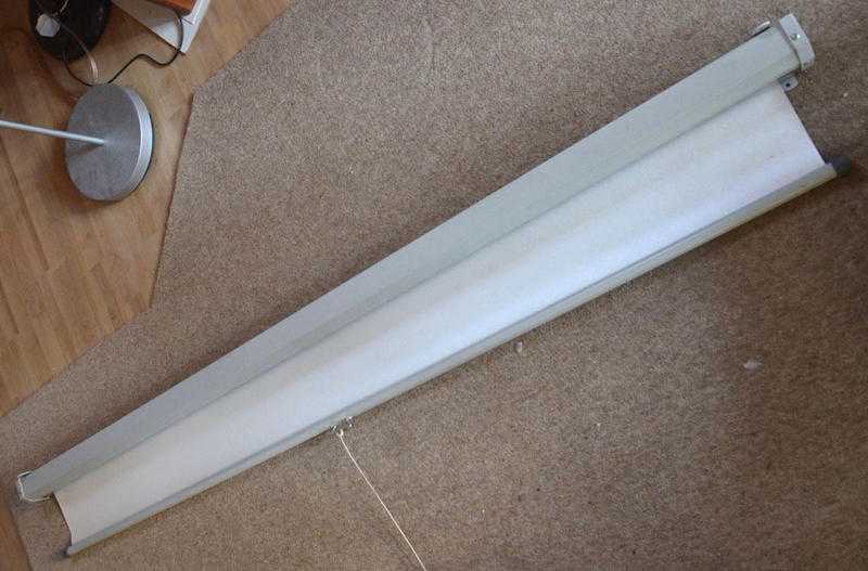 High-brightness 6 FOOT projector screen VGC REDUCED