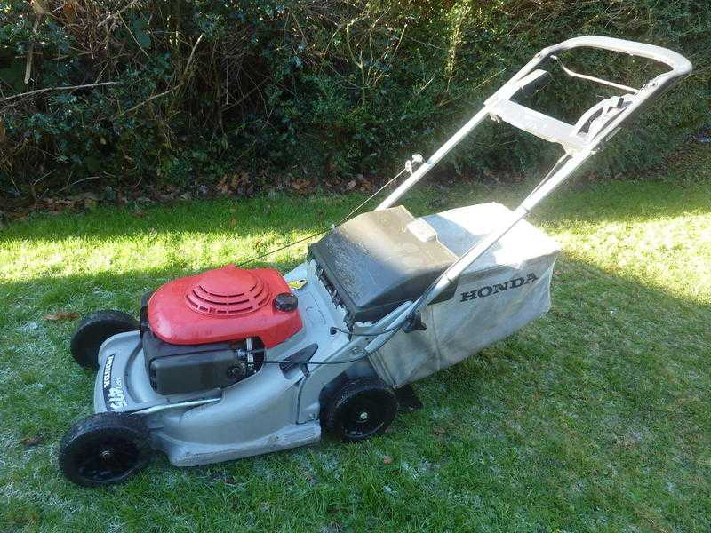 Honda 475 self propelled petrol mower around 800 new