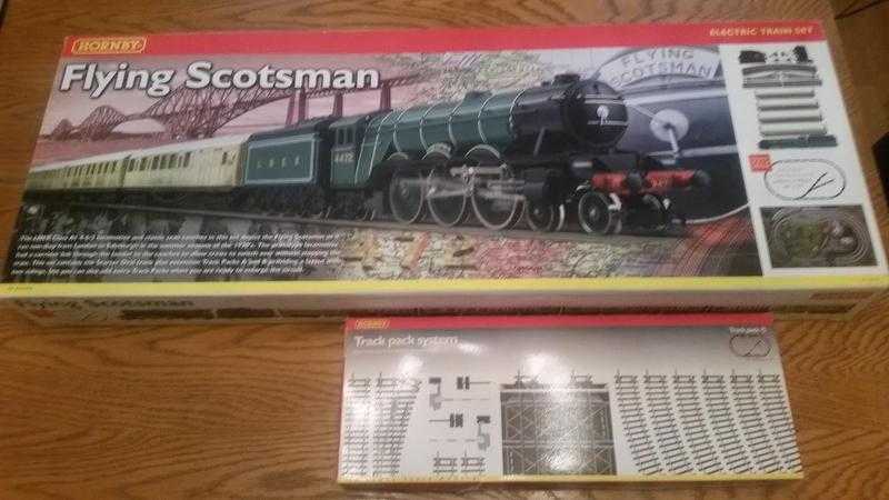 Hornby Flying Scotsman, Four Coaches and extra Track Packs