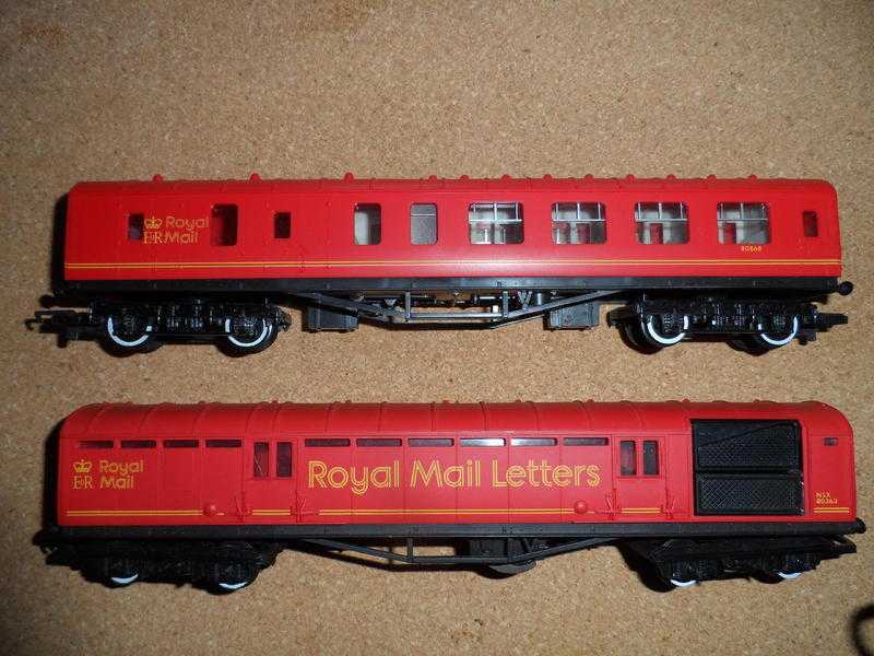 Hornby quotOOquot Model Railway- TPO van amp Service coach