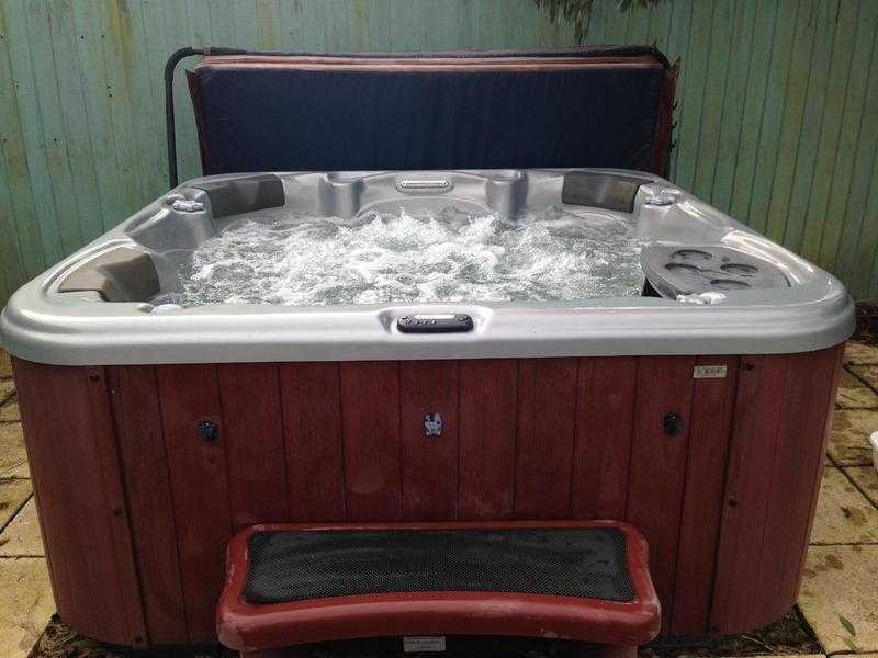 Hot tub - 6-7 person.