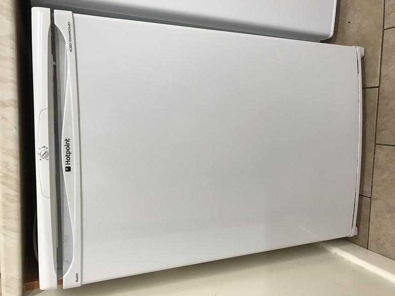 Hotpoint fridge (white)