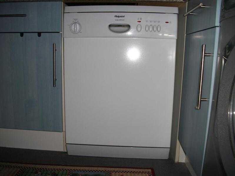 HOTPOINT FULL SIZE WHITE DISH WASHER