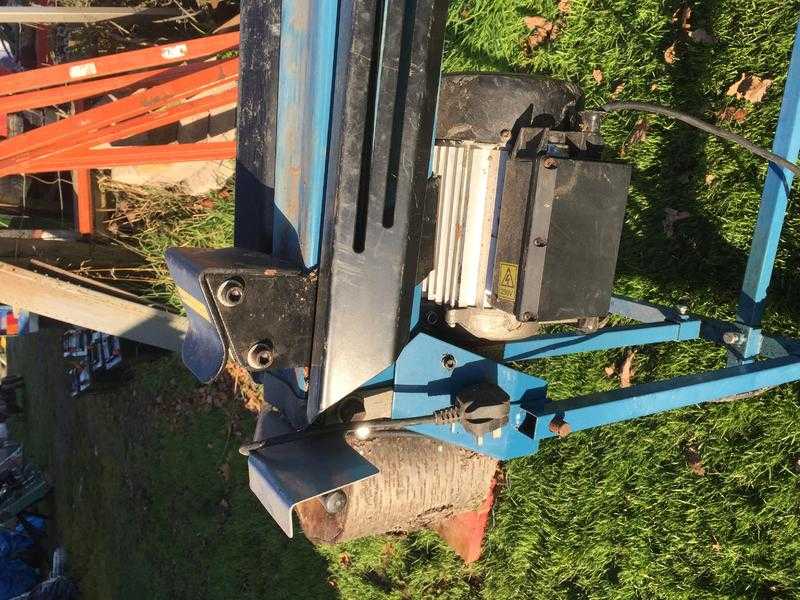 Hydraulic log splitter 6 ton force.