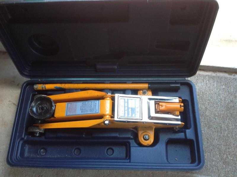 Hydraulic roller car jack 2 ton