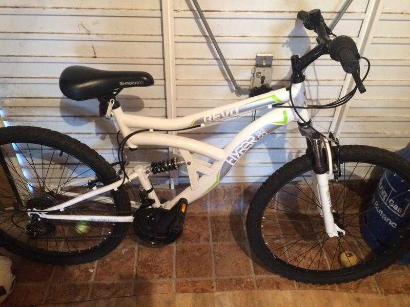 HYPER REVO 26 INCH MOUNTAIN BIKE (UNISEX)(EXCELLENT CONDITION)