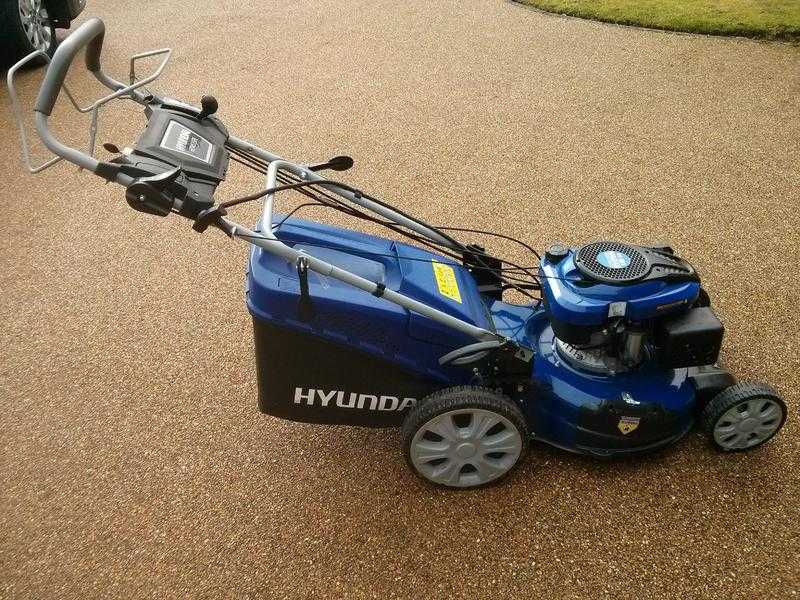 Hyundai electric start self propelled lawnmower, 20quot cut