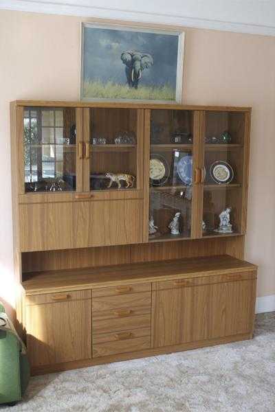 Illuminated display cabinet