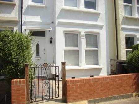 Immaculate modern 4 bedroom house with private garden close to amenities in Wimbledon SW19