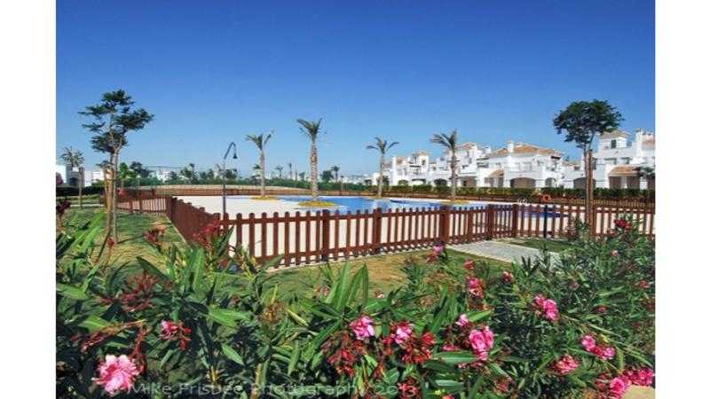 IN AN ENVIABLE POSITION THIS 2  BEDROOM 2 BATHROOM FAMILY HOLIDAY RENTAL IS IN SUNNY MURCIA SPAIN.
