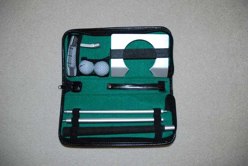 Indoor golf putting set