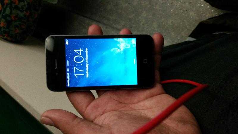 iphone 4 32gb unlocked to all networks in good working condition