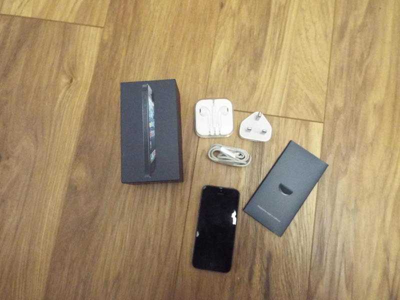 iPhone 5 16GB BlackSlate (02)  All accessories