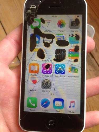 iPhone 5C 16GB, UNLOCKED to any network, cracked screen in fully working order