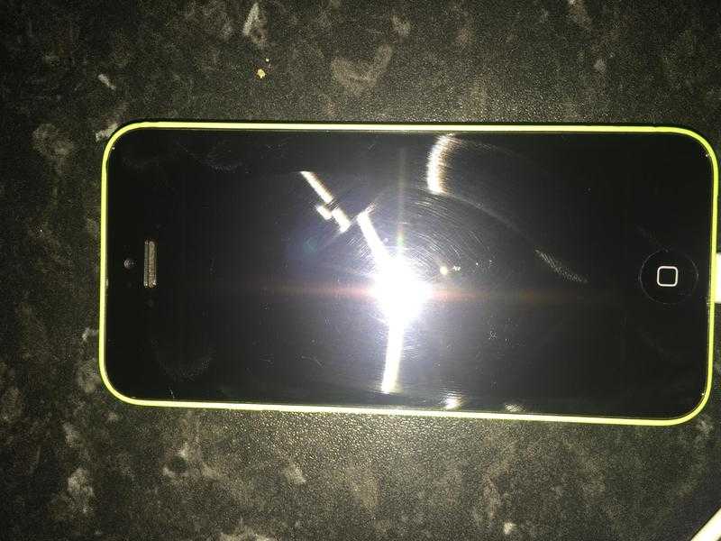 Iphone 5c 32gb green colour unlocked to any network genuine charger included