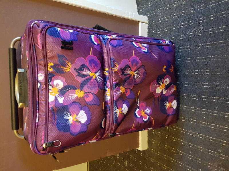 IT Large New Suitcase