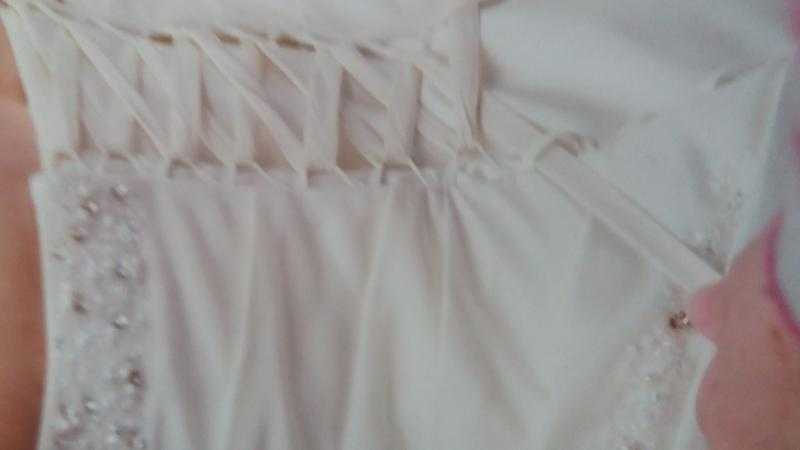 Ivory Wedding Dress for sale. size 1416 vgc. Needs cleaning hence price. No sleeves small train.