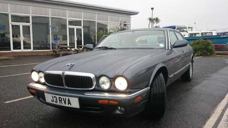 Jaguar Xj8 with private plate